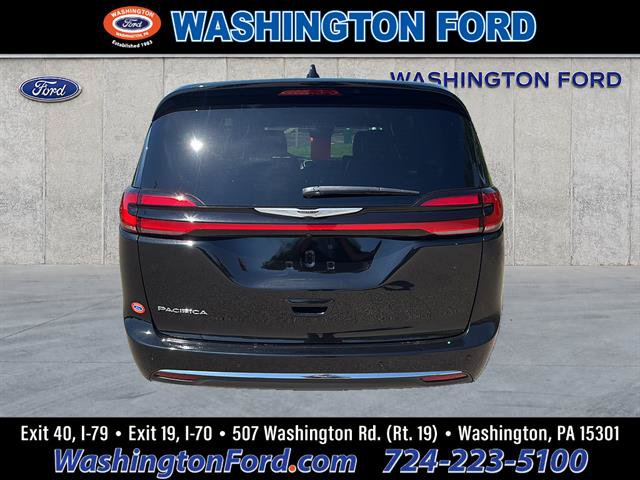 Used 2025 Chrysler Pacifica Select FWD image 3