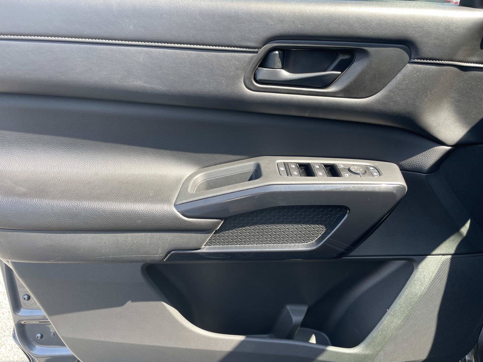 Used 2023 Nissan Pathfinder SV AWD/4WD image 17