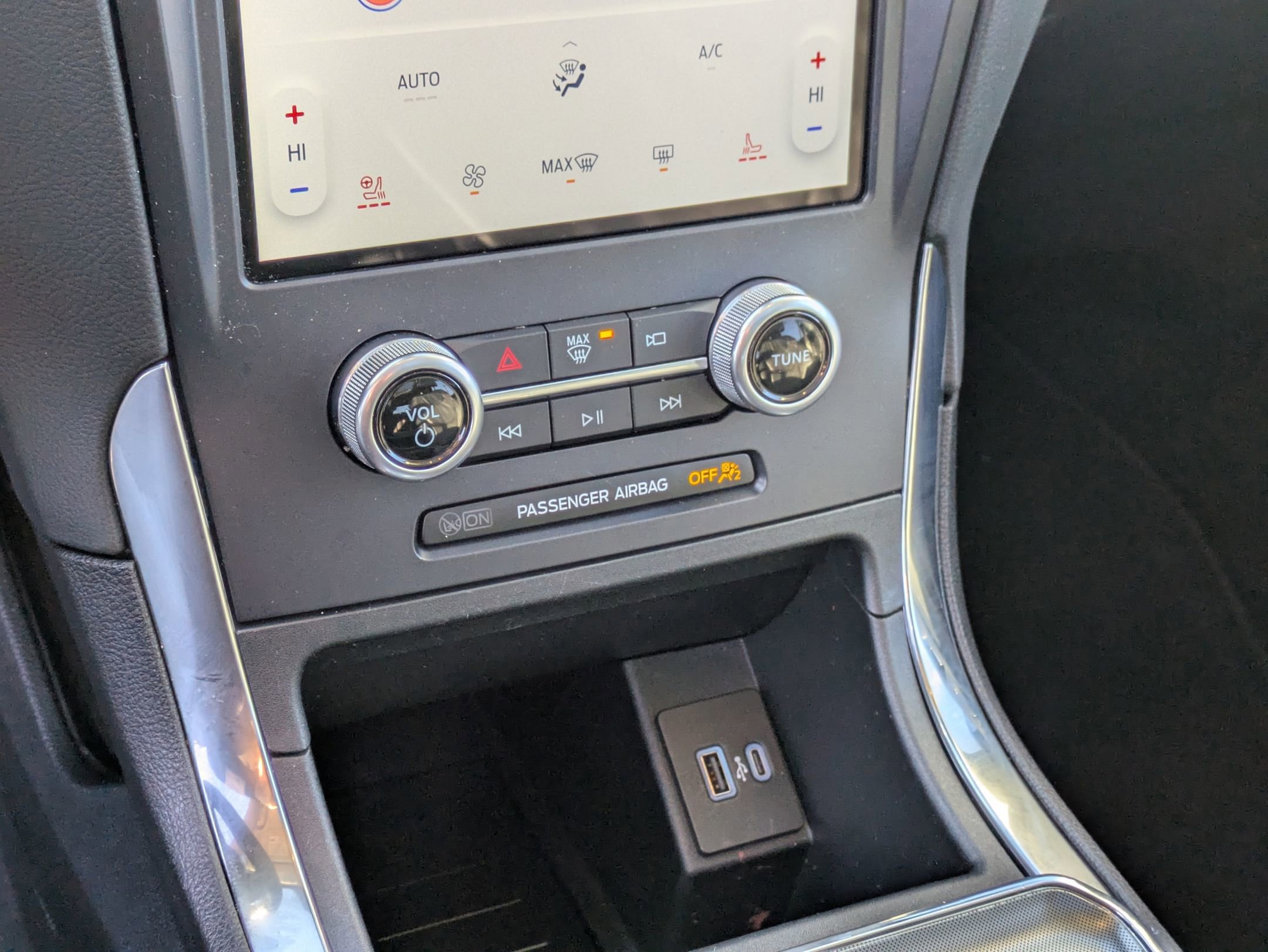 Certified 2022 Ford Edge Titanium w/ Class II Trailer Tow Package image 25