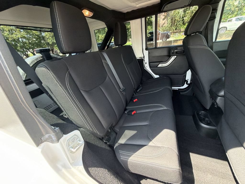 Used 2018 Jeep Wrangler Unlimited Sahara w/ Connectivity Group AWD/4WD image 21