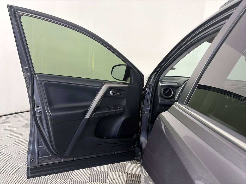 Used 2018 Toyota RAV4 XLE AWD/4WD image 10