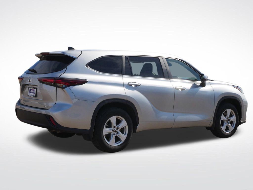Used 2024 Toyota Highlander LE AWD/4WD image 3