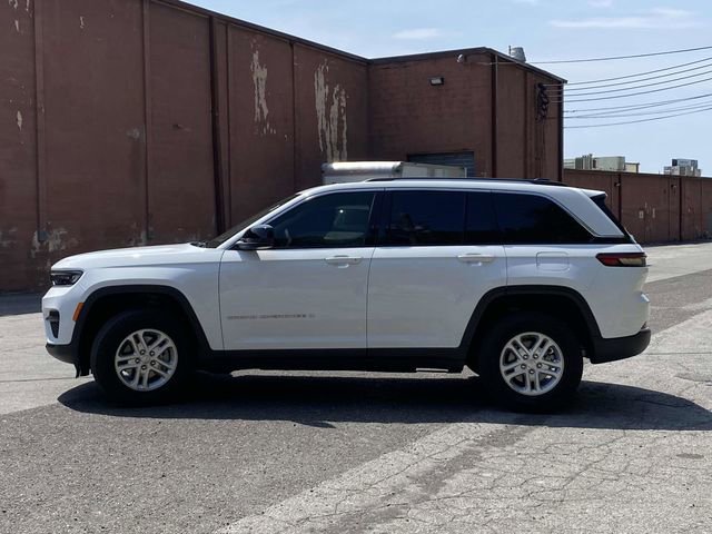 Used 2023 Jeep Grand Cherokee Laredo AWD/4WD image 29