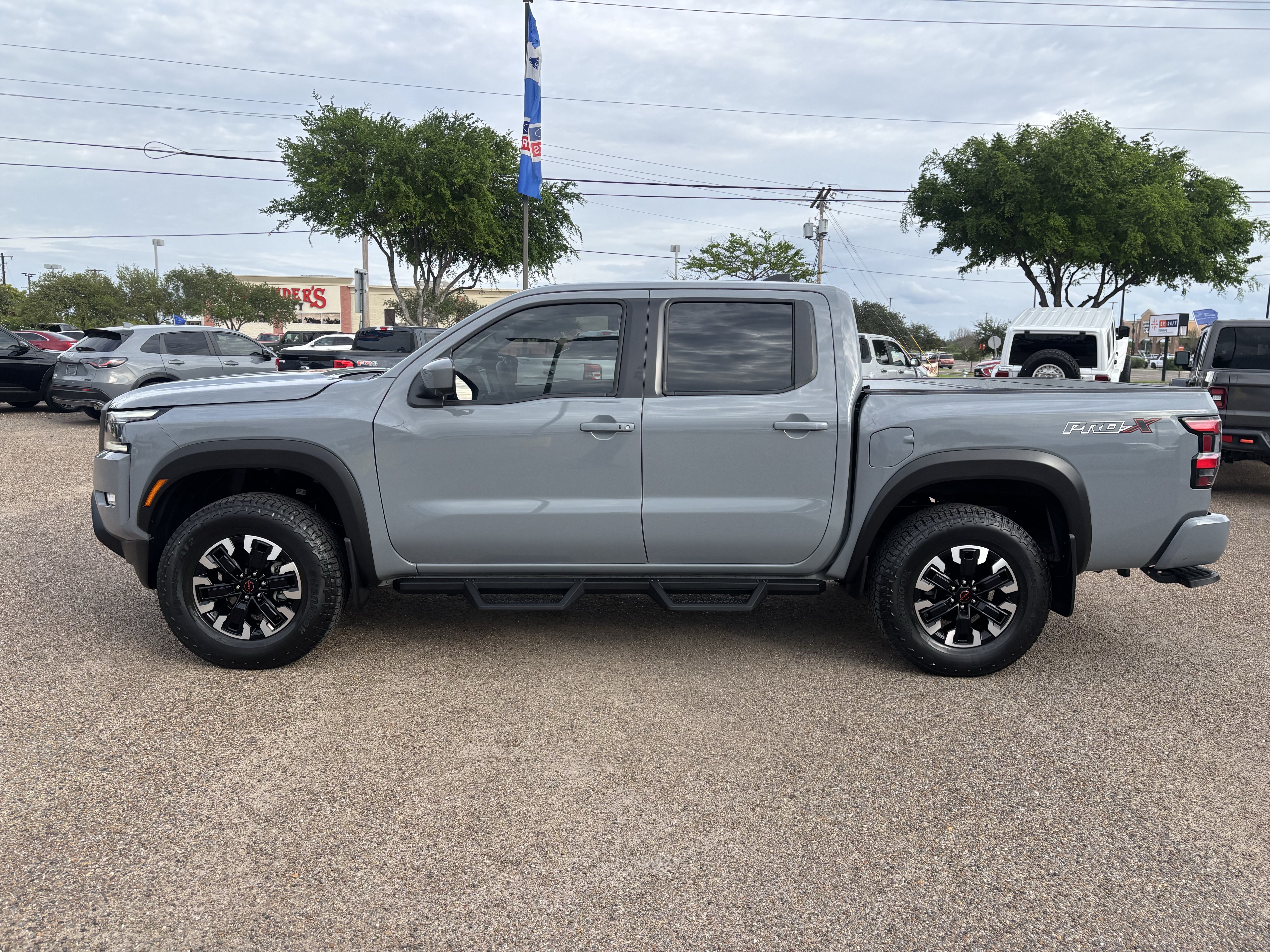 Used 2022 Nissan Frontier Pro-X RWD image 2