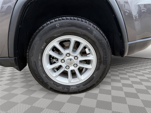 Used 2020 Jeep Grand Cherokee Laredo AWD/4WD image 24