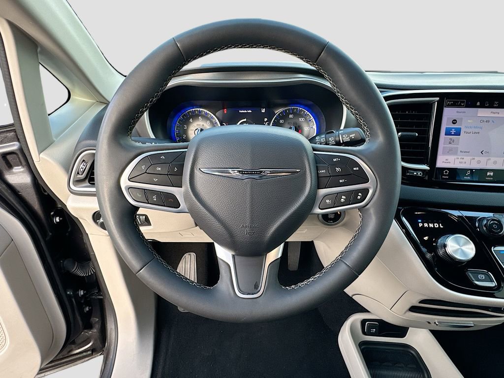 Used 2023 Chrysler Pacifica Touring-L FWD image 11