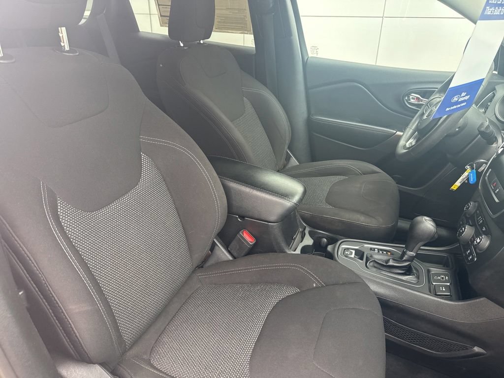 Used 2021 Jeep Cherokee Latitude FWD image 28