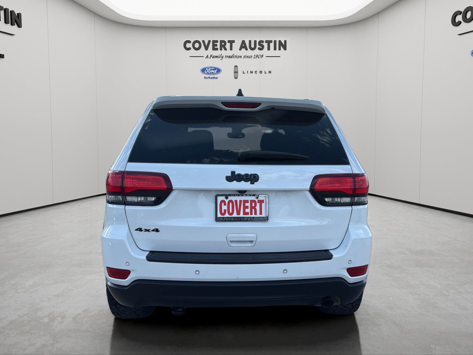 Used 2019 Jeep Grand Cherokee Laredo AWD/4WD image 4
