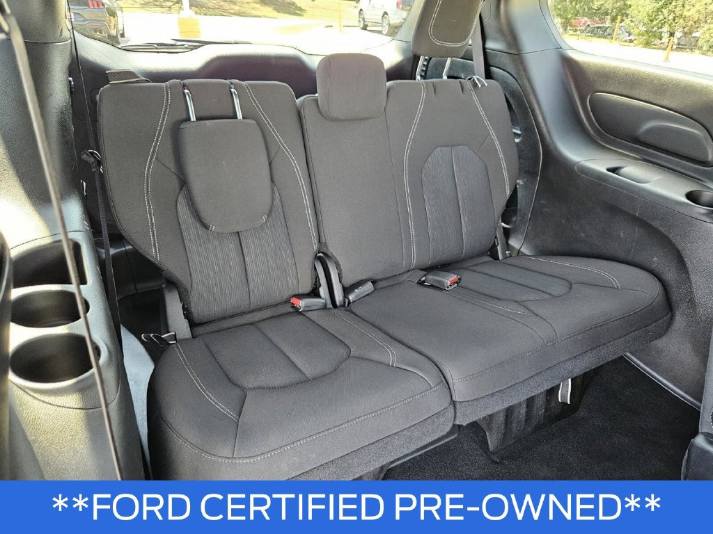 Used 2023 Chrysler Pacifica Touring FWD image 15