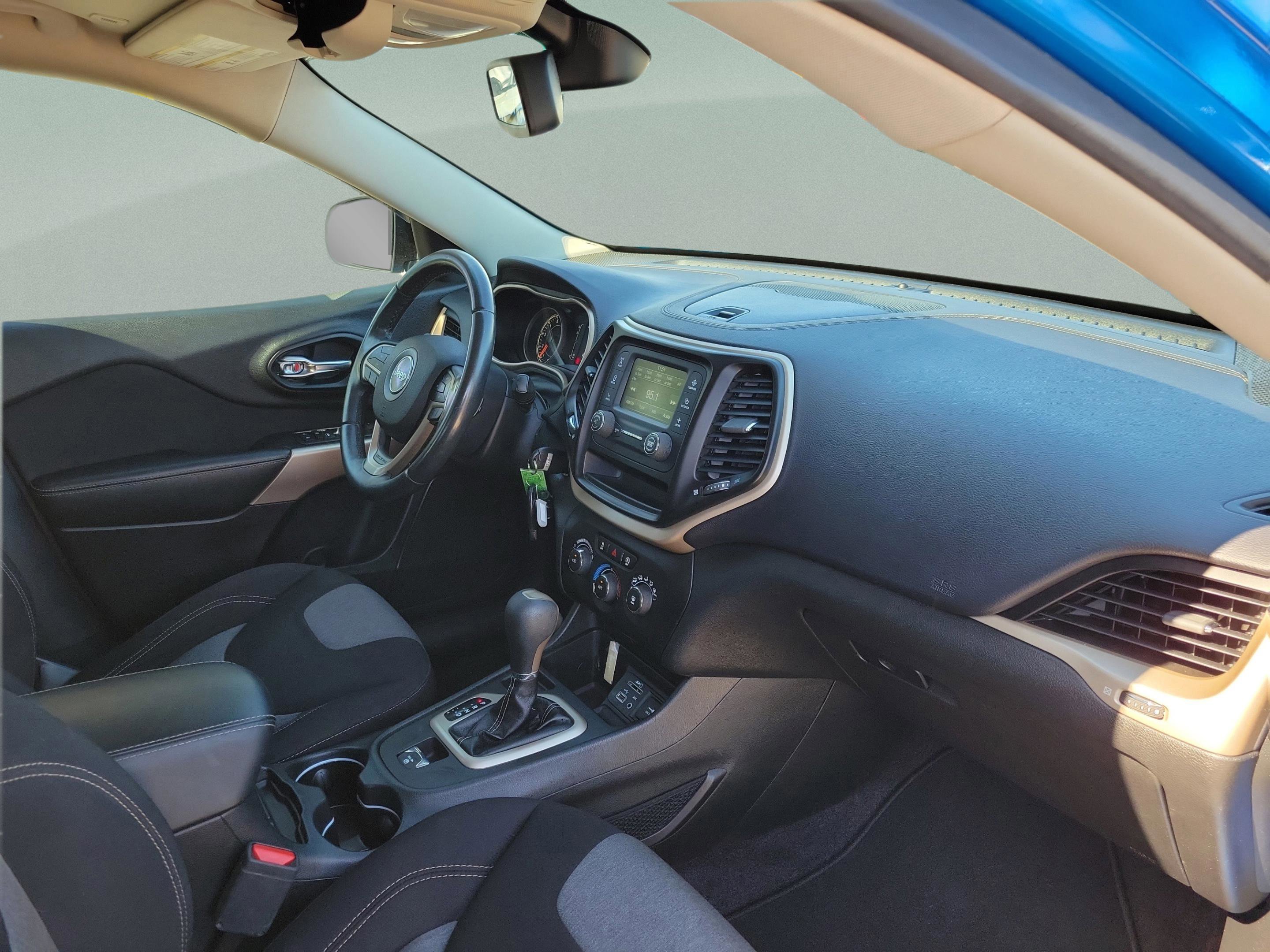 Used 2018 Jeep Cherokee Latitude w/ Altitude Package image 25