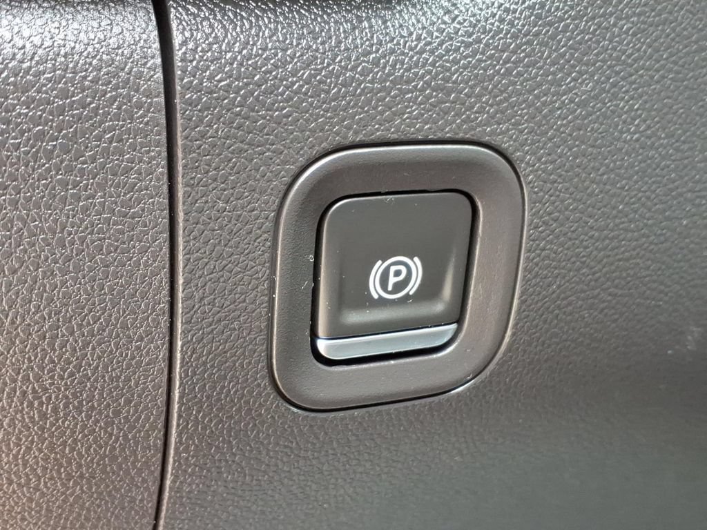 Used 2021 Chevrolet Silverado 1500 Custom Trail Boss AWD/4WD image 19