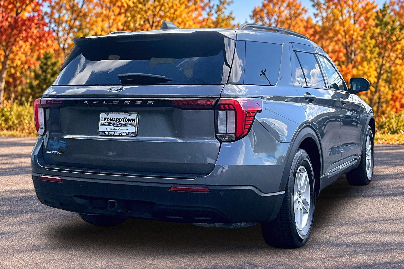 Certified 2025 Ford Explorer Active RWD image 2