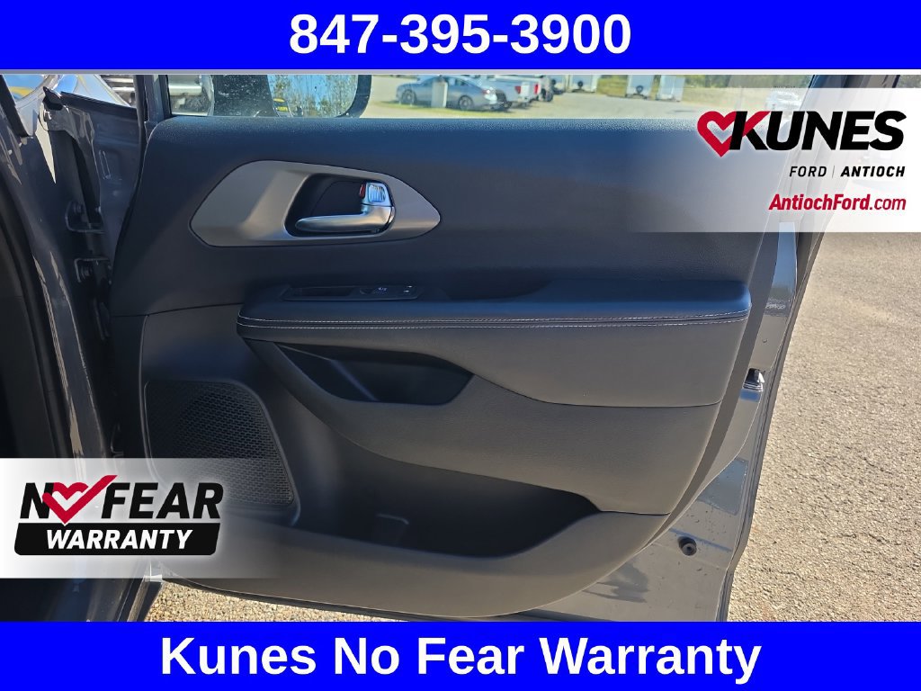 Used 2025 Chrysler Pacifica Select FWD image 42