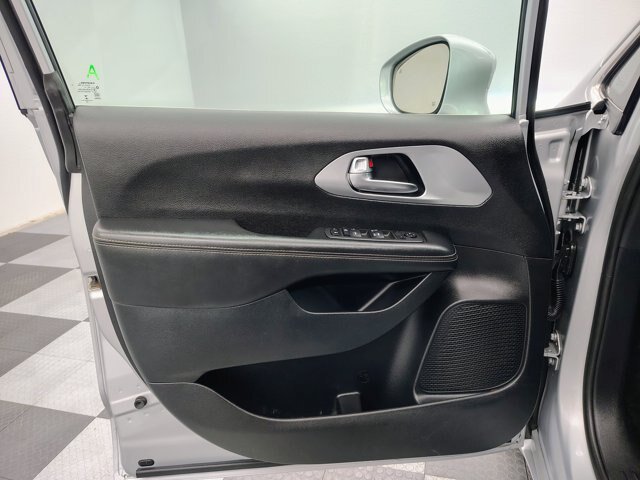 Used 2022 Chrysler Pacifica Touring FWD image 20
