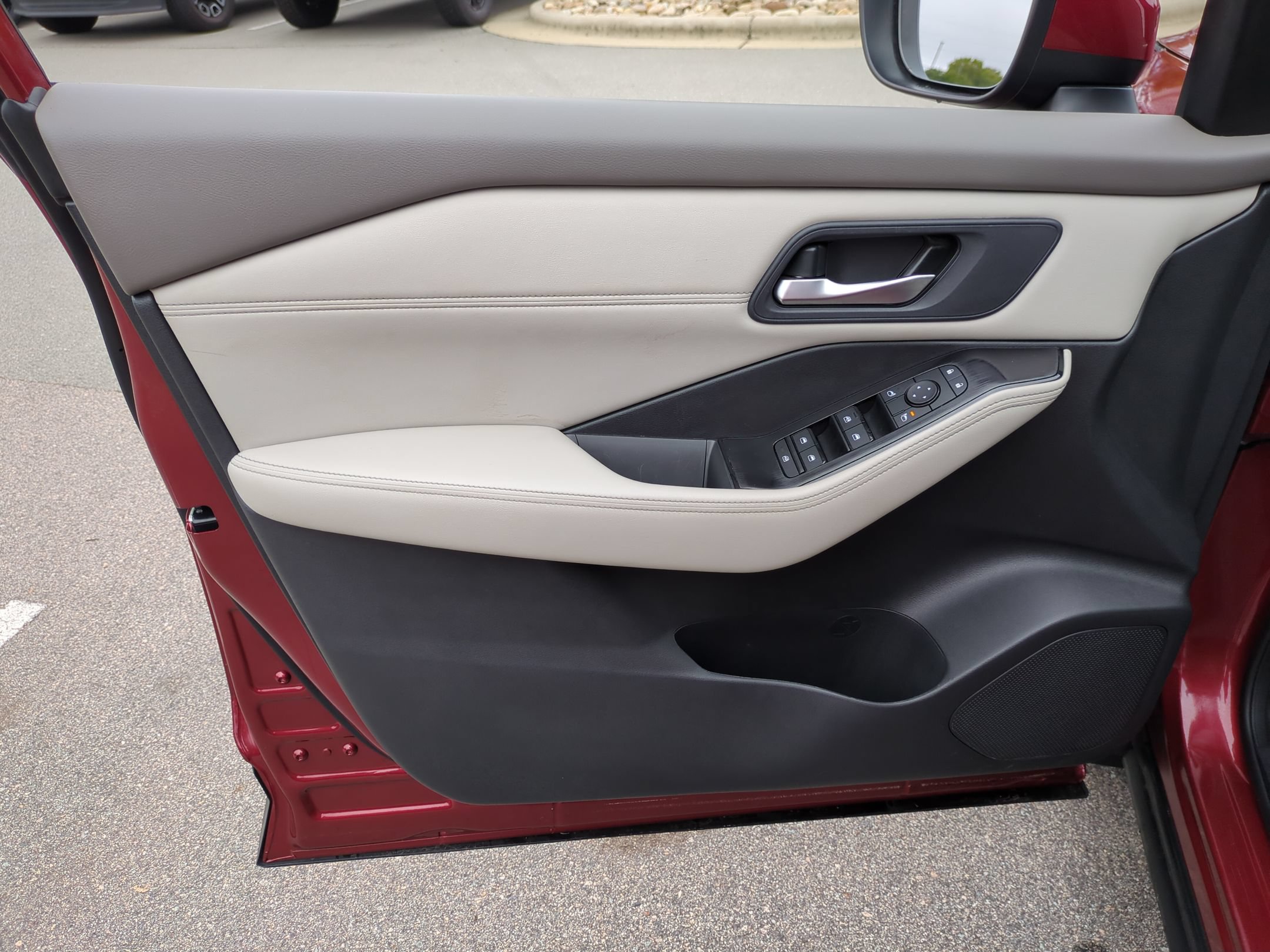 Used 2025 Nissan Rogue SV w/ SV Premium Package FWD image 14