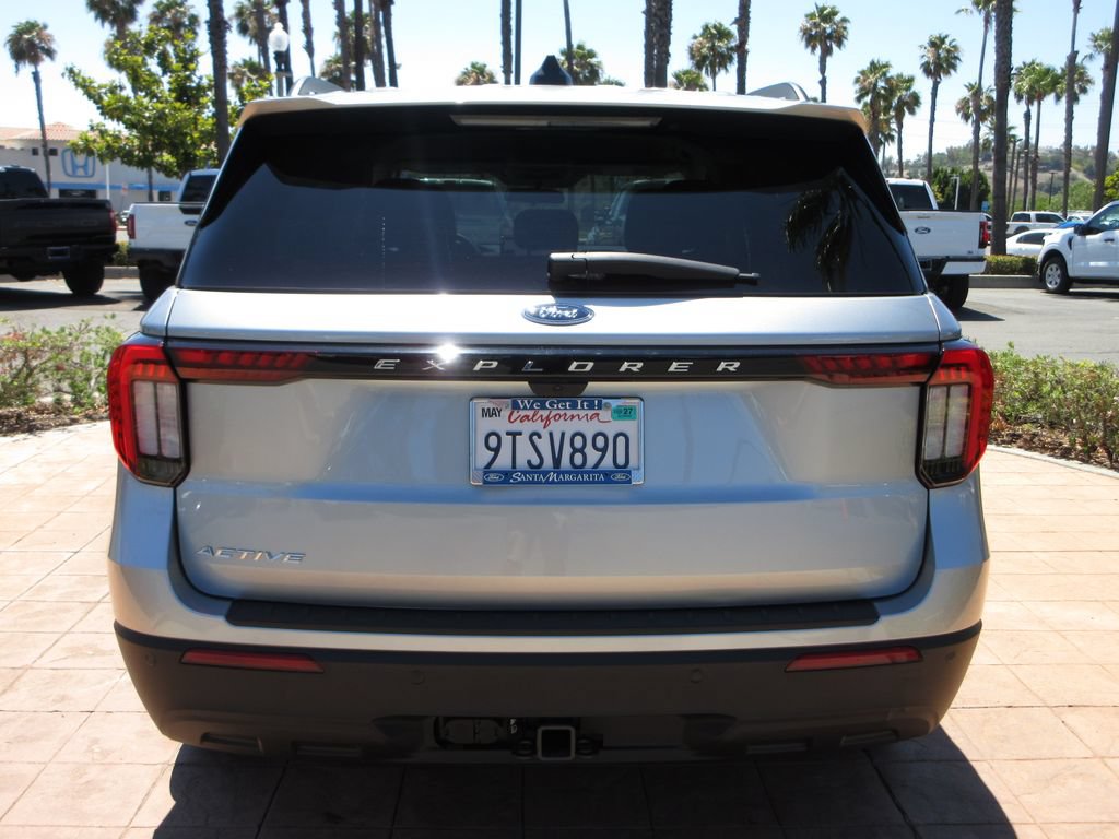 Certified 2025 Ford Explorer Active RWD image 3