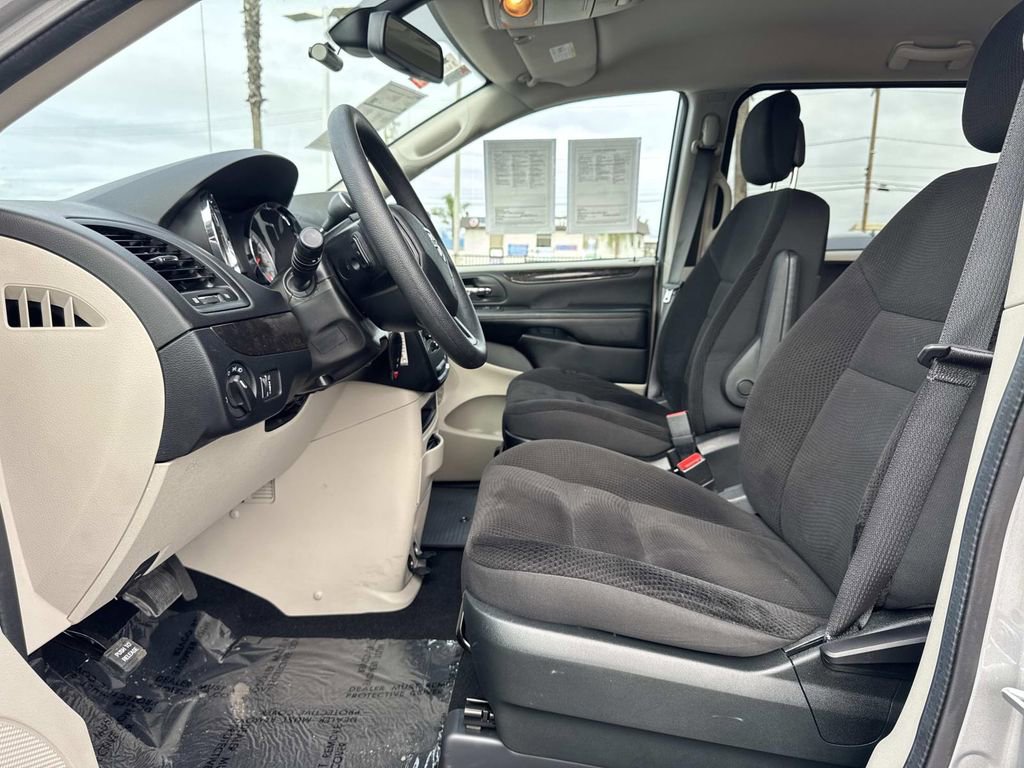 Used 2018 Dodge Grand Caravan SE w/ UConnect Hands-Free Group image 19