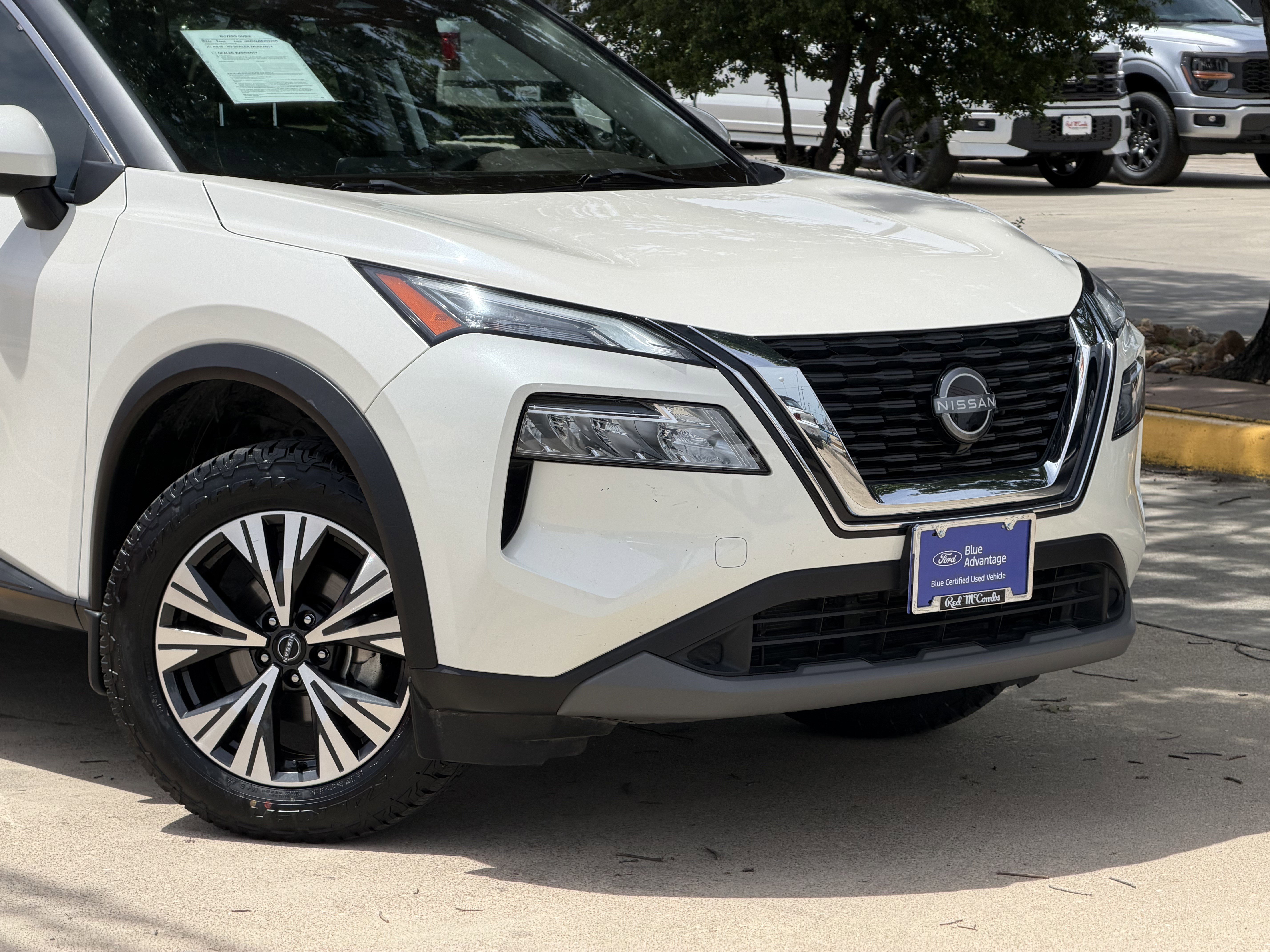 Used 2023 Nissan Rogue SV FWD image 2