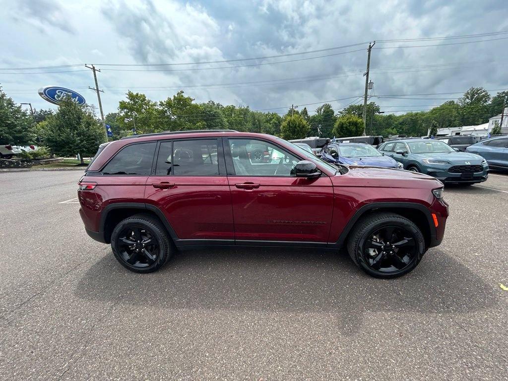 Used 2024 Jeep Grand Cherokee Limited w/ Black Appearance Package AWD/4WD image 4