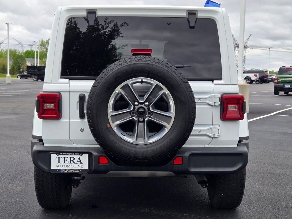 Used 2019 Jeep Wrangler Unlimited Sahara w/ Dual Top Group AWD/4WD image 12