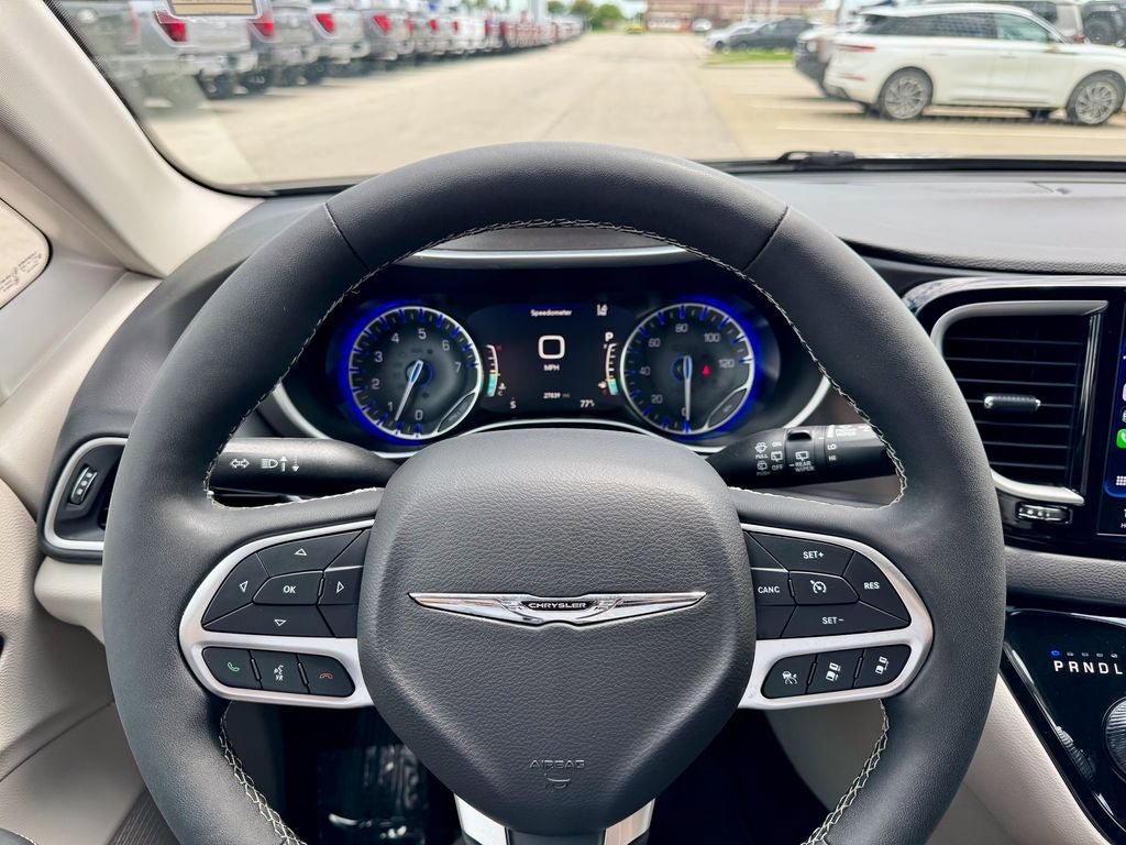 Used 2024 Chrysler Pacifica Touring-L FWD image 33