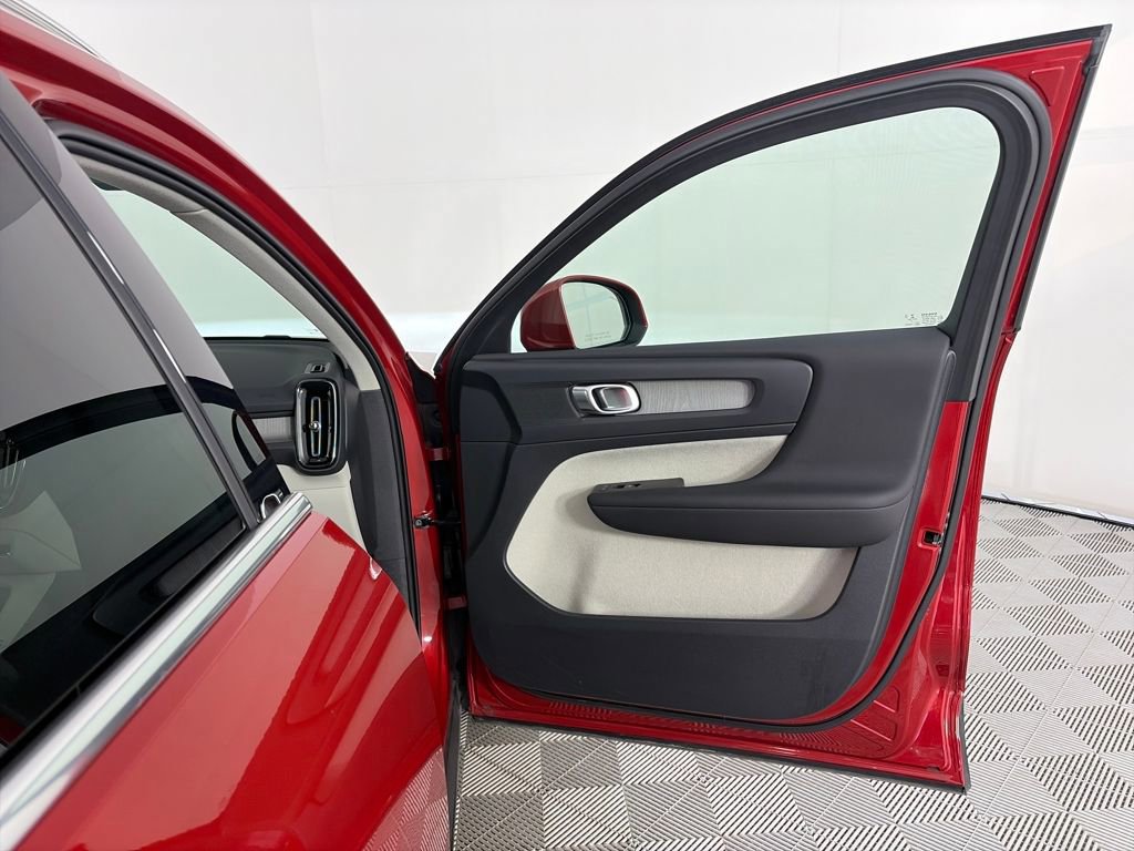 Used 2022 Volvo XC40 T5 Inscription image 29
