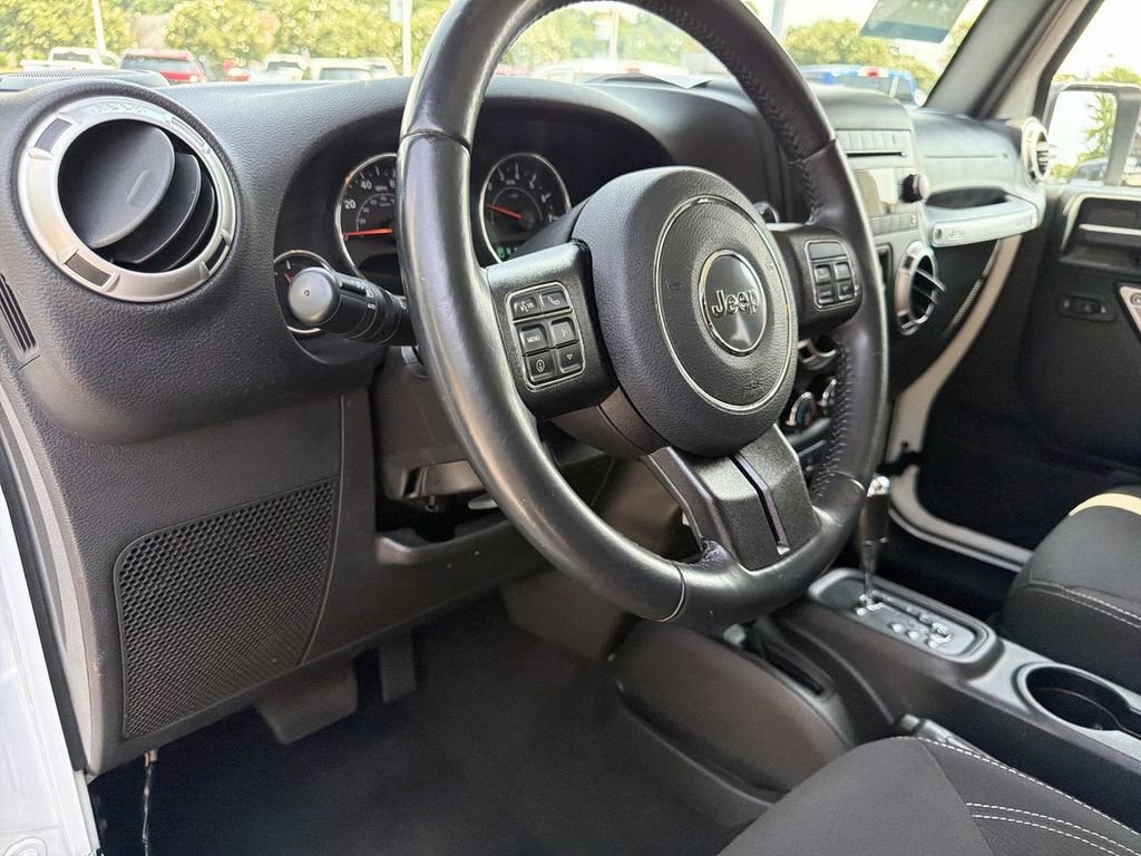 Used 2018 Jeep Wrangler Unlimited Sahara w/ Connectivity Group AWD/4WD image 12