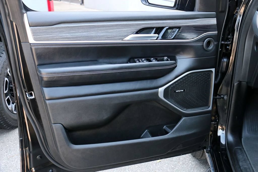 Used 2024 Jeep Wagoneer L Series II w/ Flexible Seating Group AWD/4WD image 14