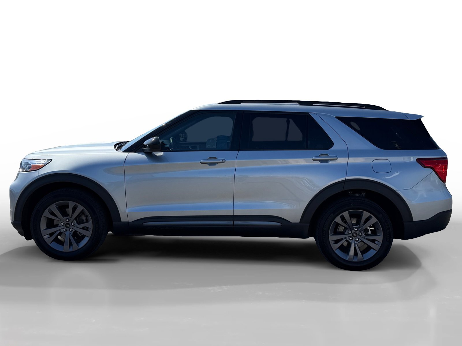 Certified 2023 Ford Explorer XLT w/ Equipment Group 202A AWD/4WD image 2