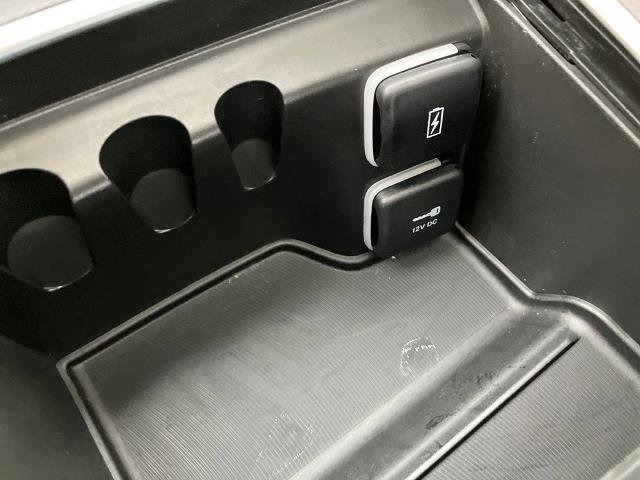 Used 2023 Chrysler Pacifica Limited AWD/4WD image 37