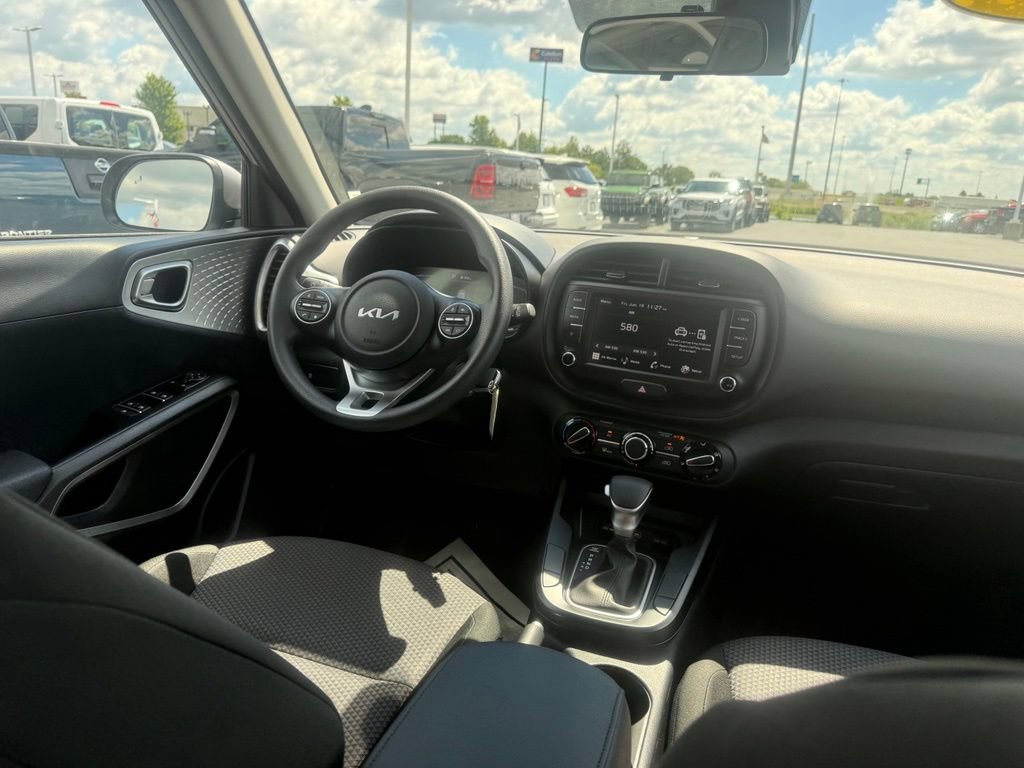 Used 2025 Kia Soul LX w/ LX Technology Package FWD image 42