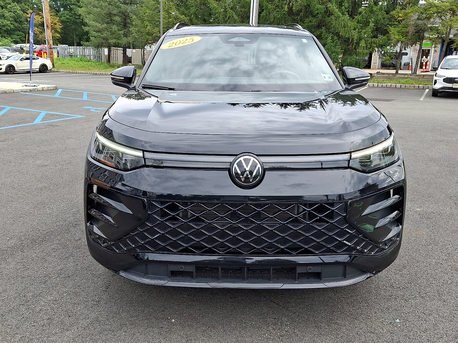 Used 2025 Volkswagen Tiguan SE R-Line AWD/4WD image 2