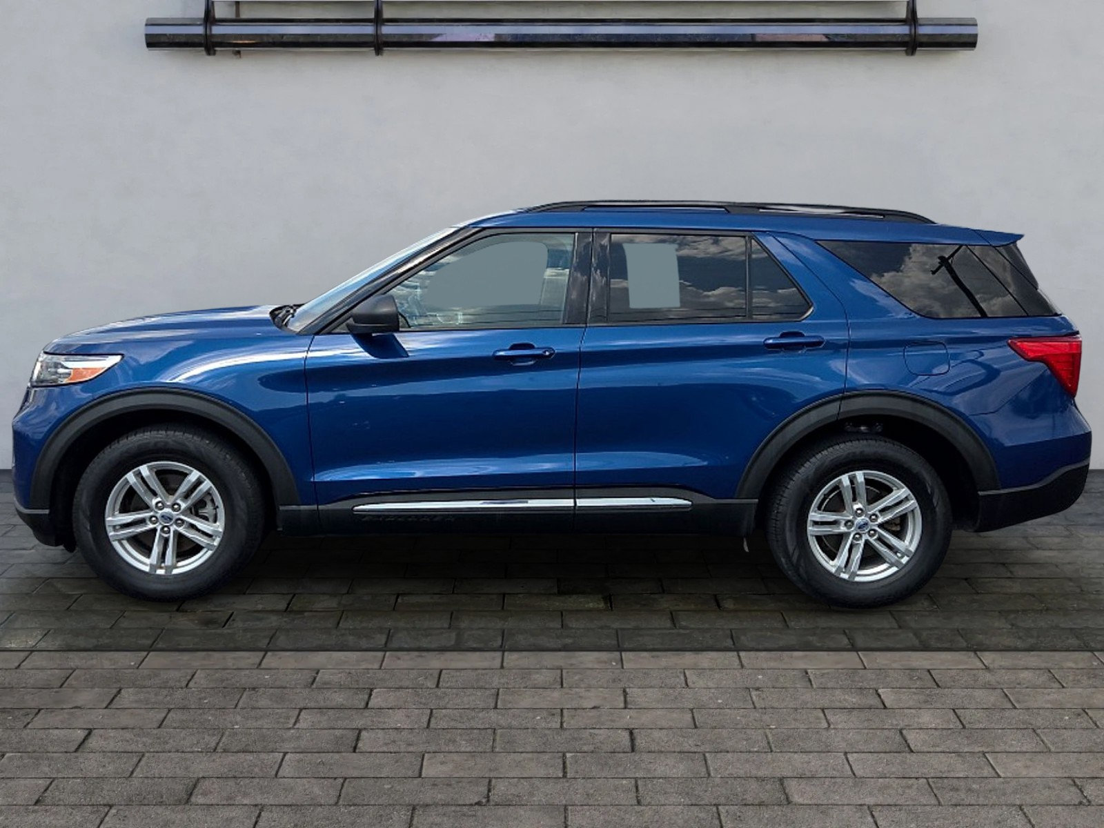 Certified 2021 Ford Explorer XLT w/ Equipment Group 202A AWD/4WD image 6