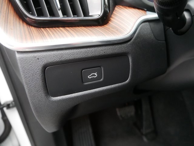 Used 2023 Volvo XC60 B5 Plus image 18