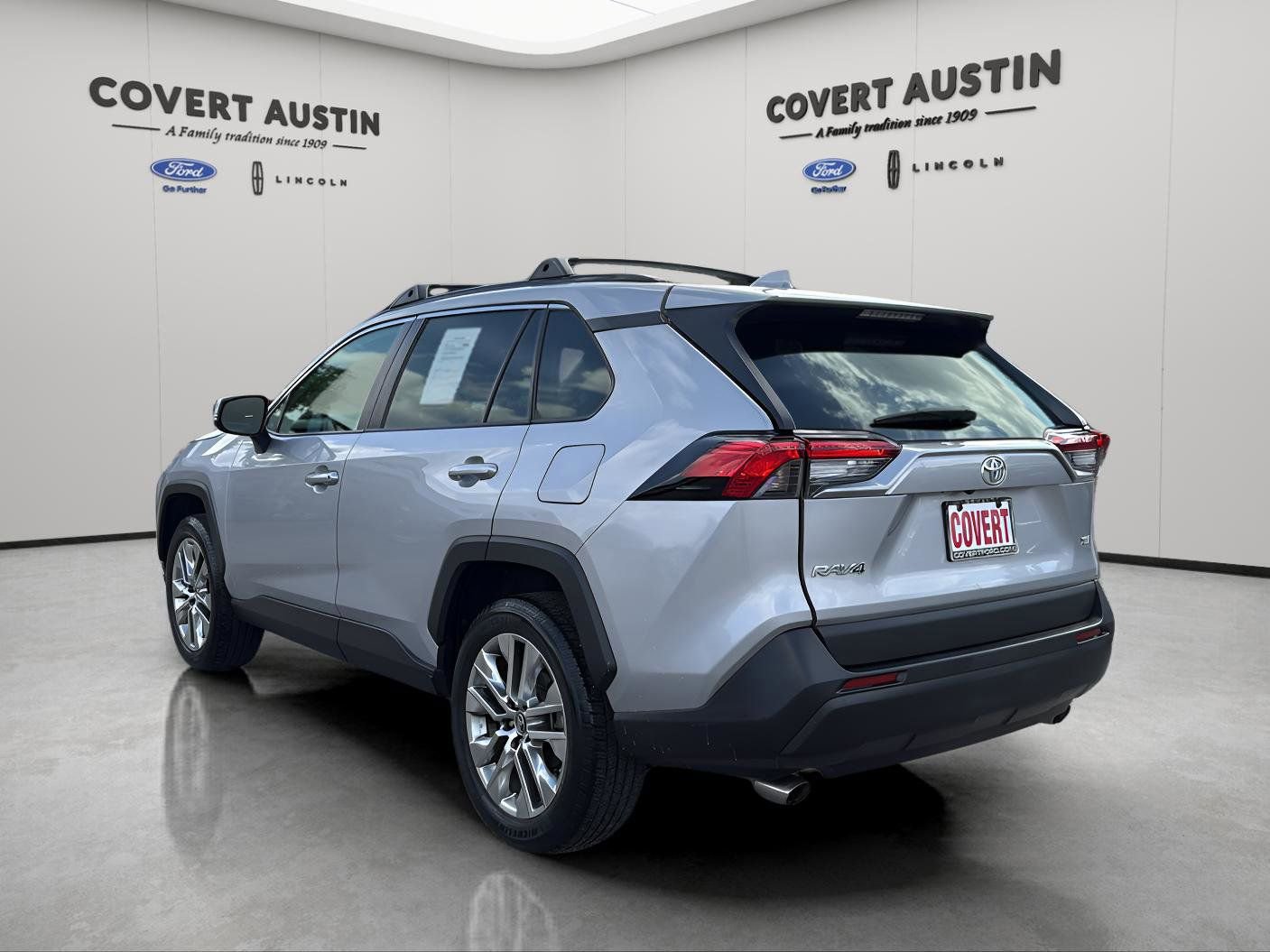 Used 2019 Toyota RAV4 XLE Premium image 3
