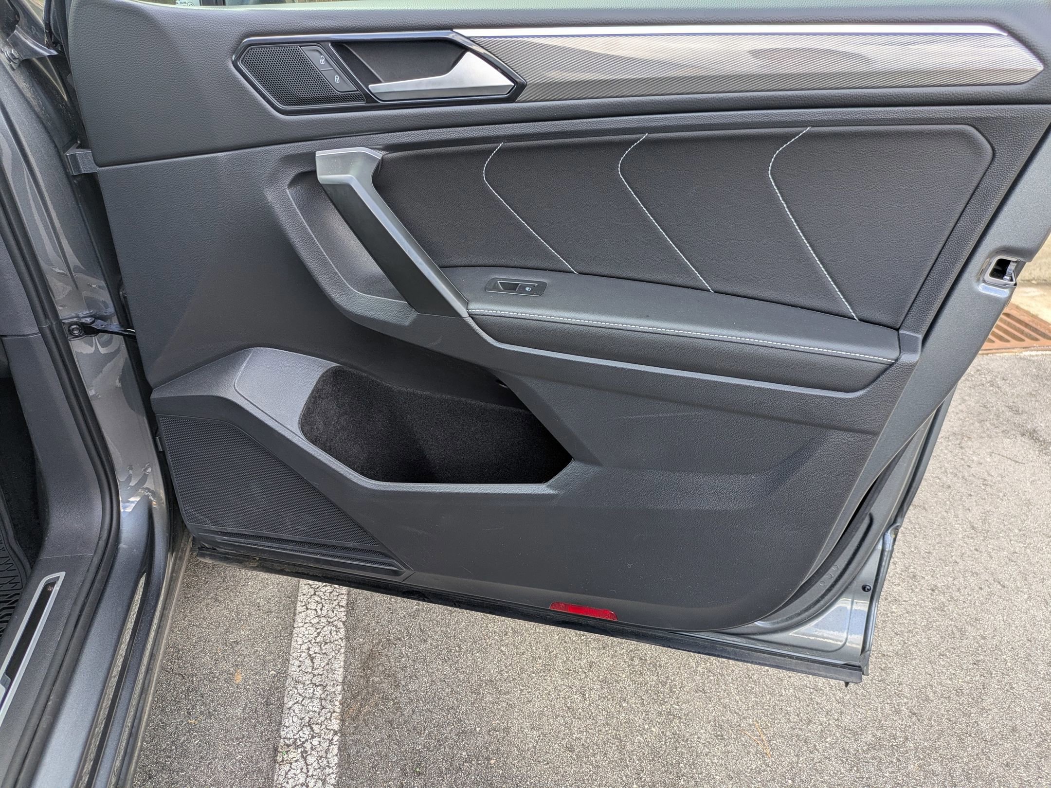 Used 2024 Volkswagen Tiguan SE R-Line image 36