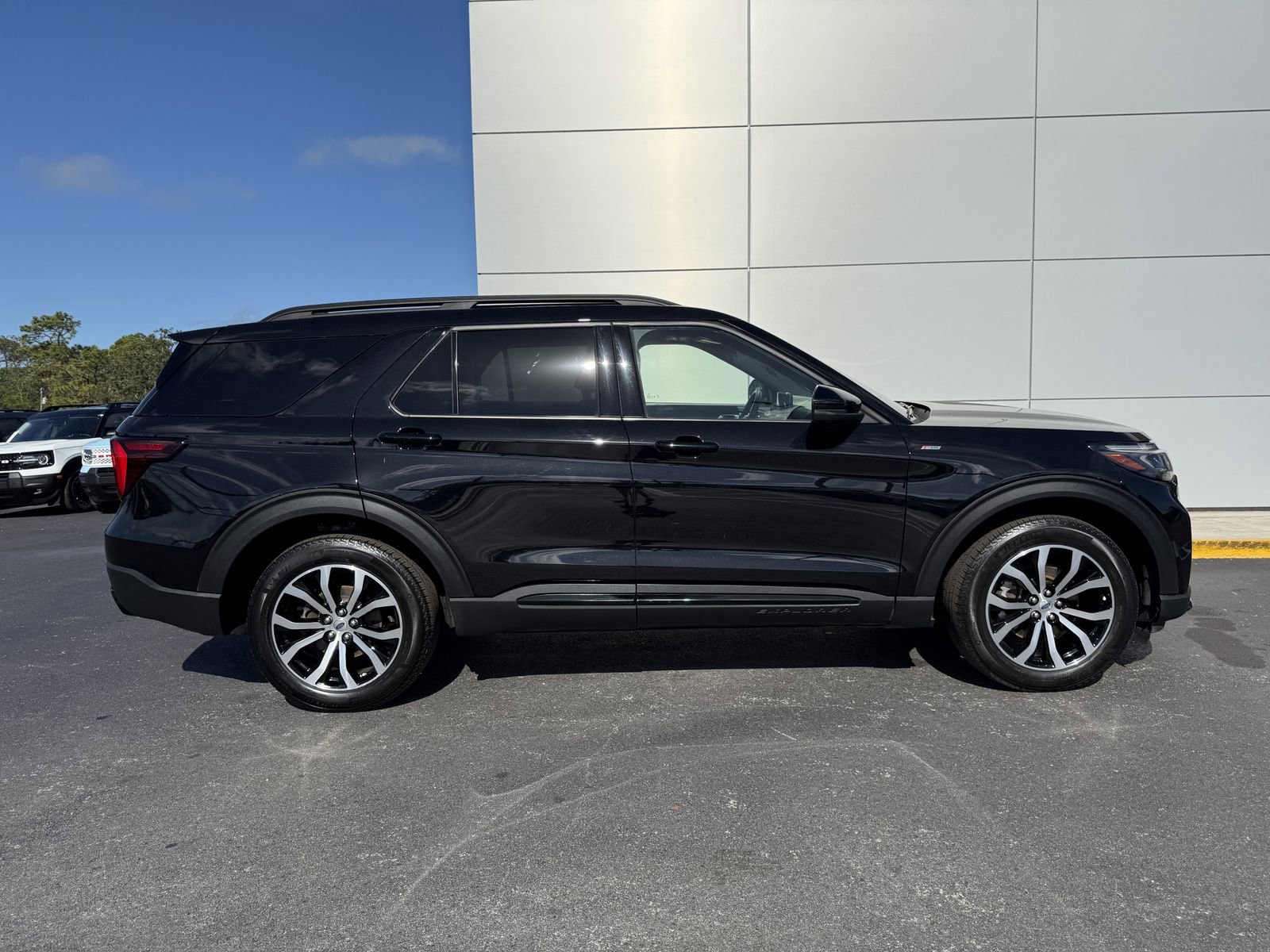 Certified 2025 Ford Explorer ST-Line image 3