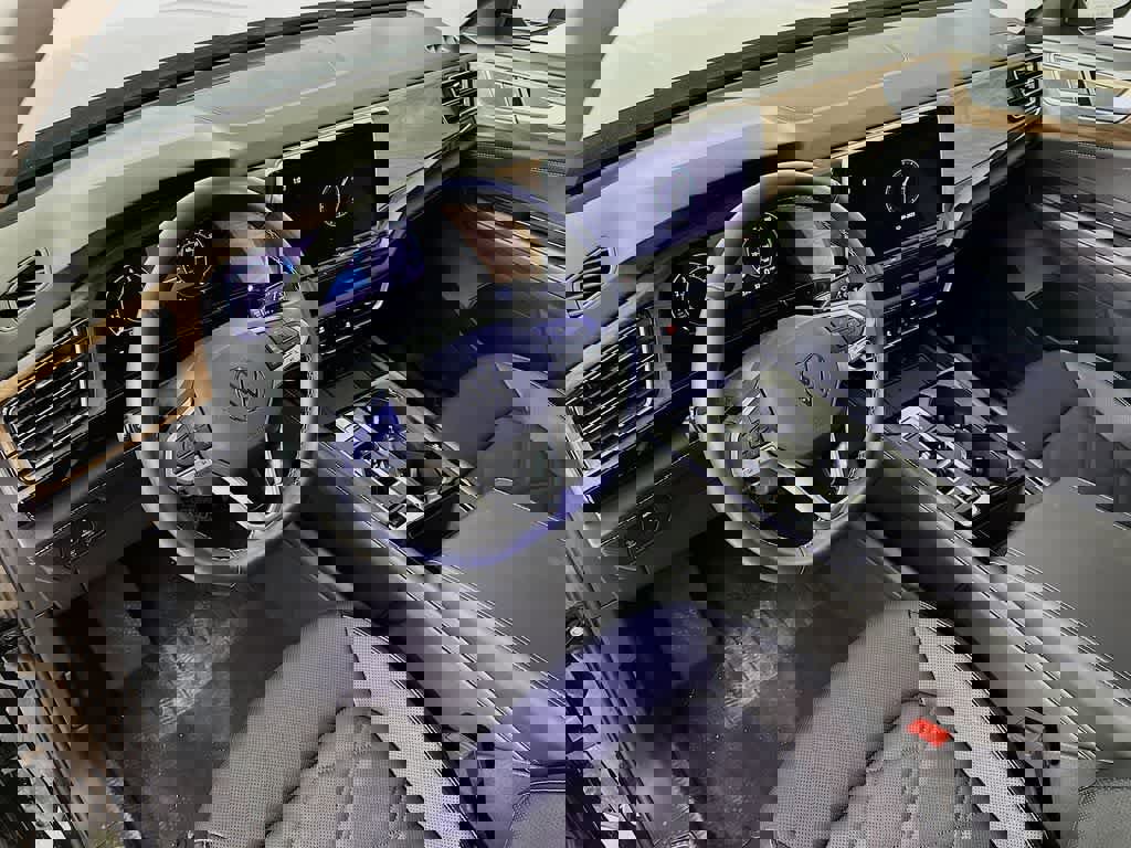 Used 2025 Volkswagen Atlas SE image 2