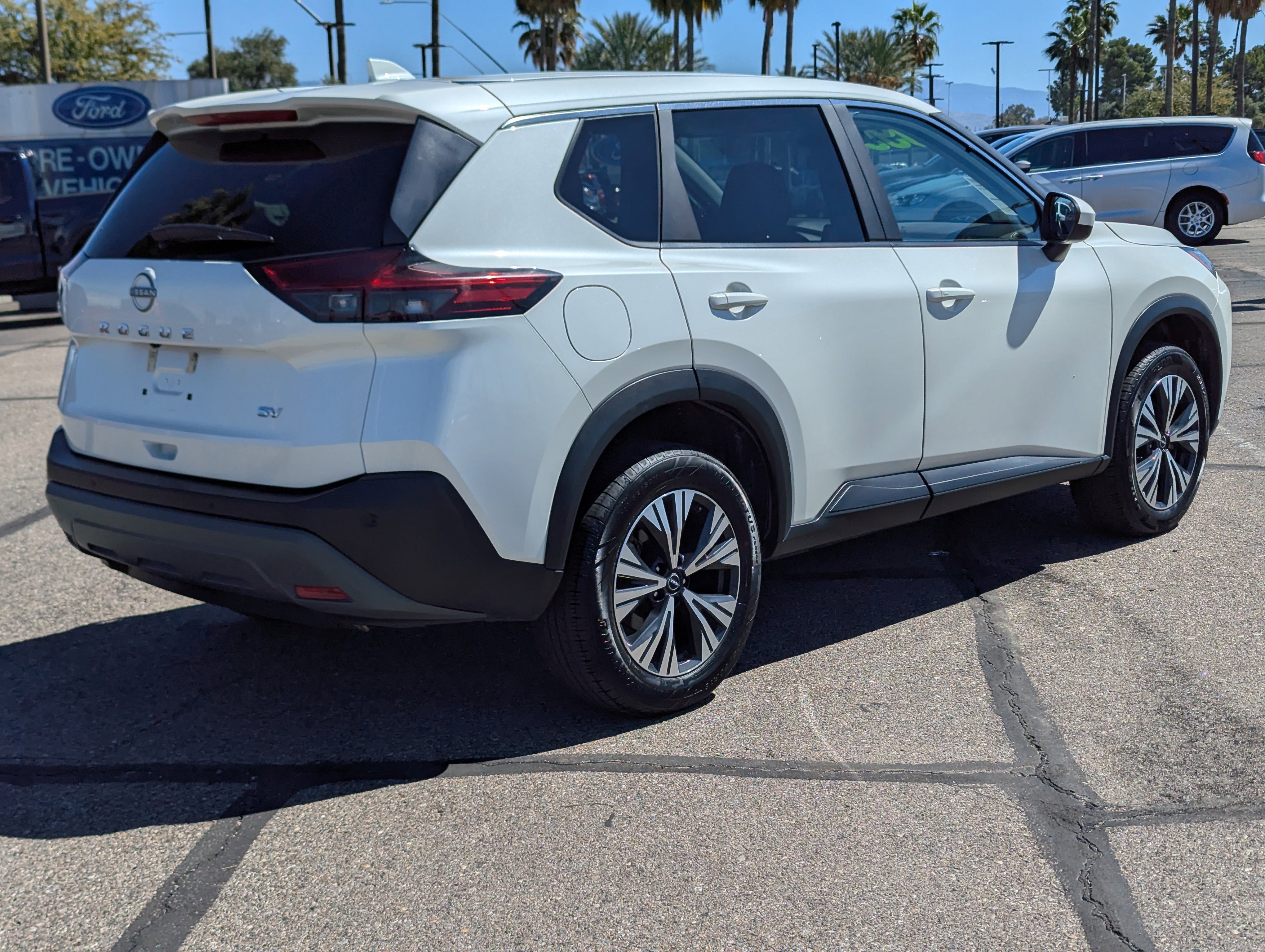Used 2023 Nissan Rogue SV image 4