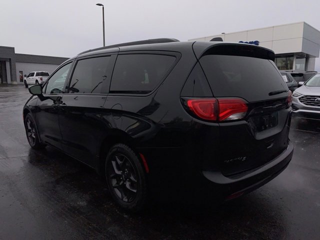Used 2018 Chrysler Pacifica Touring-L Plus image 5
