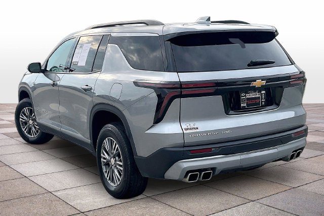 Used 2025 Chevrolet Traverse LT AWD/4WD image 2