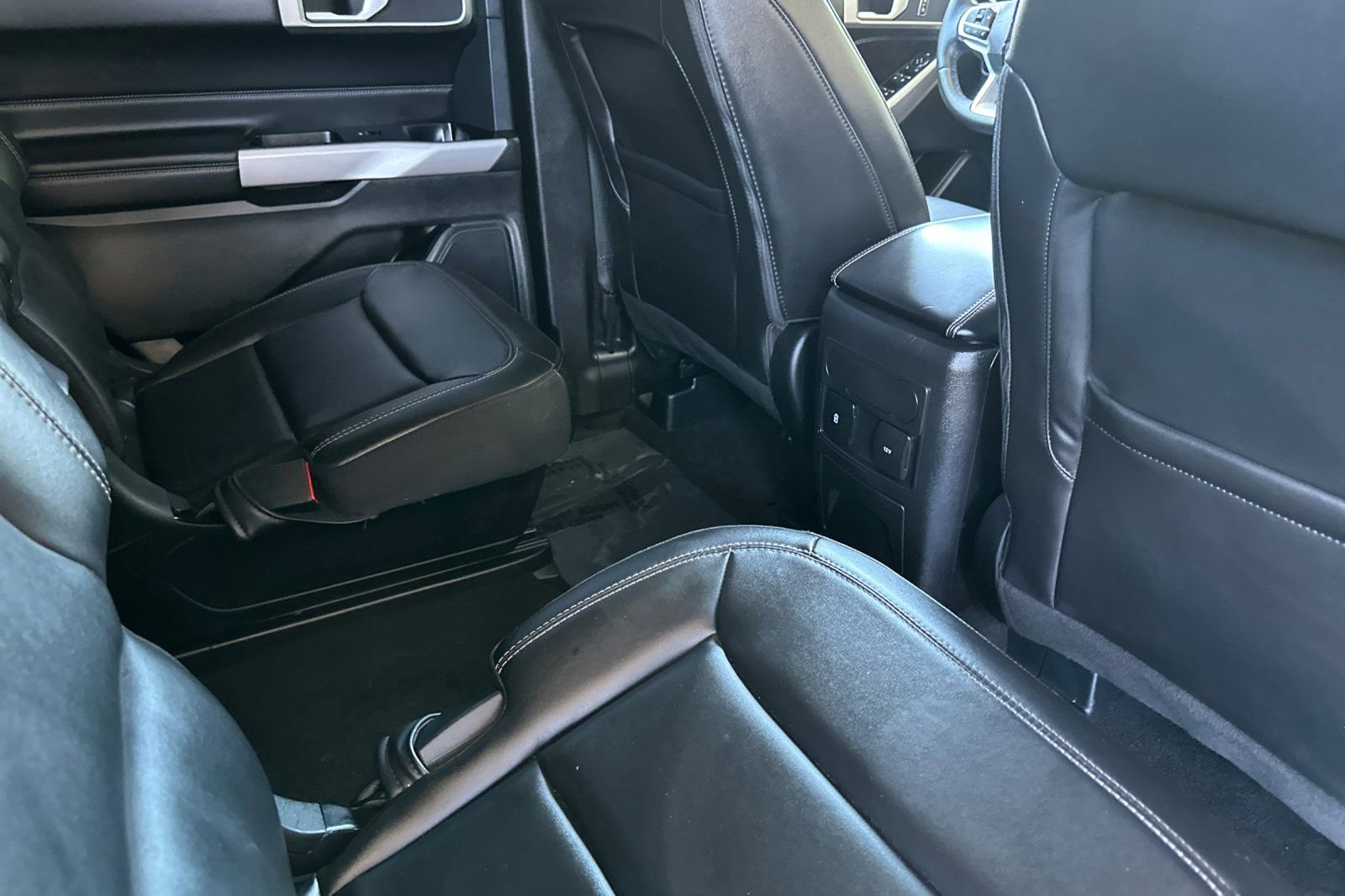 Certified 2023 Ford Explorer XLT w/ Equipment Group 202A AWD/4WD image 19