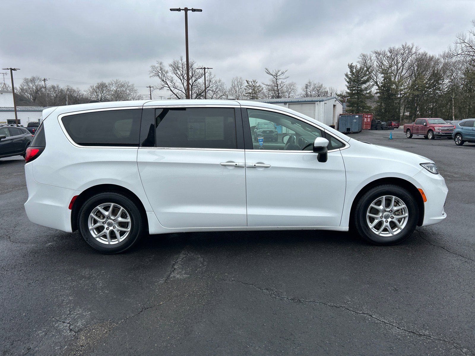 Used 2023 Chrysler Pacifica Touring-L image 16