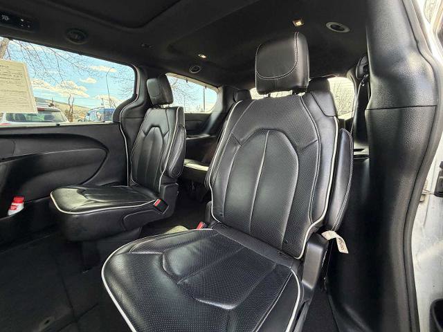 Used 2025 Chrysler Pacifica Limited image 24