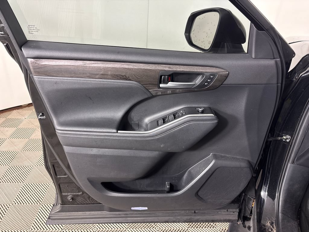 Used 2023 Toyota Highlander Limited AWD/4WD image 25