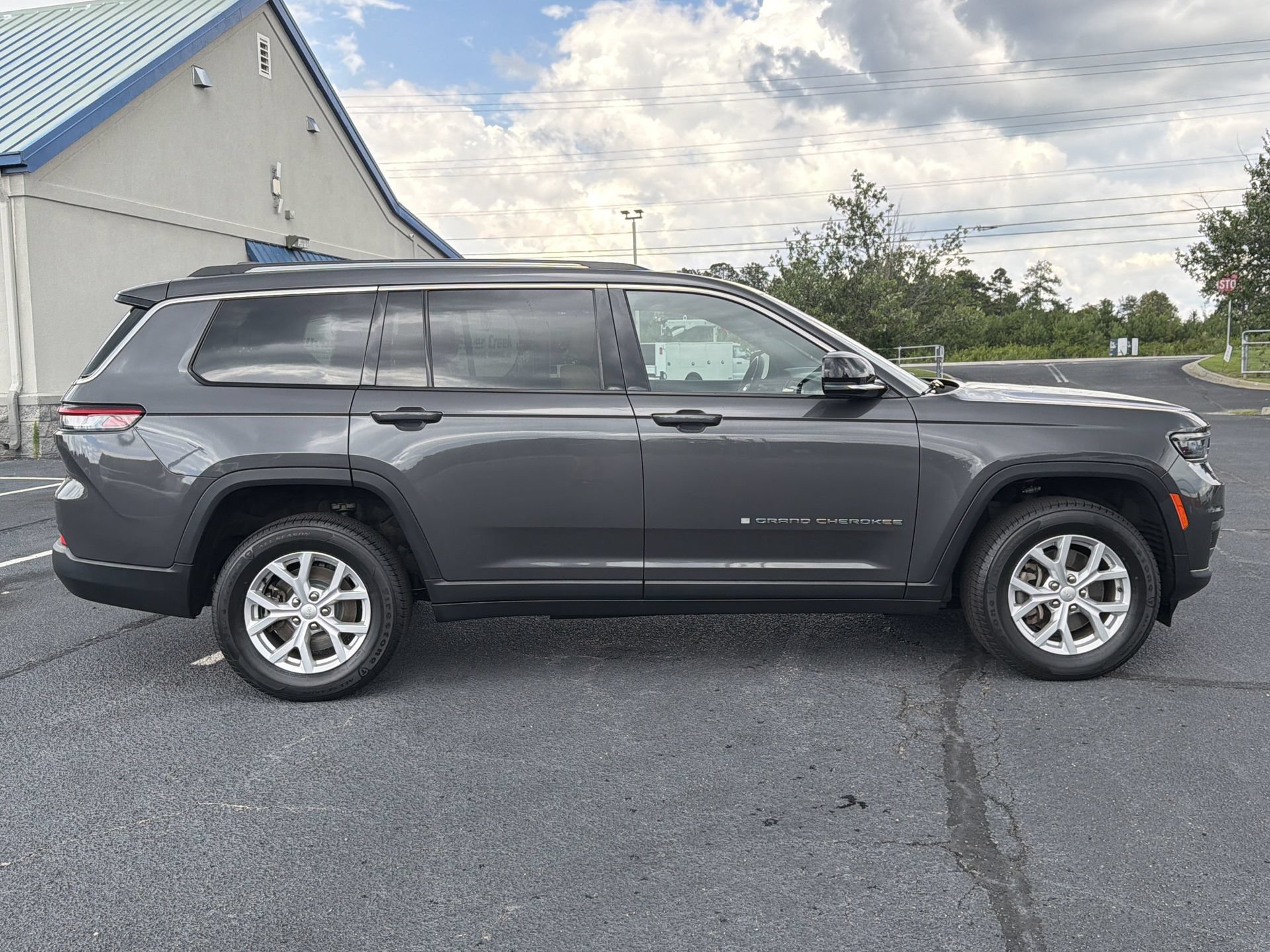 Used 2023 Jeep Grand Cherokee L Limited AWD/4WD image 31