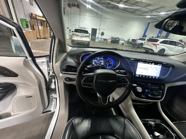 Used 2022 Chrysler Pacifica Limited AWD/4WD image 15