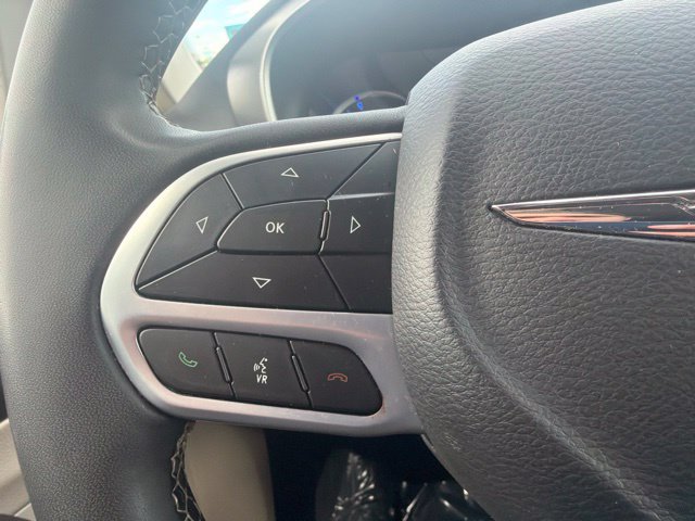 Used 2023 Chrysler Pacifica Touring-L FWD image 14