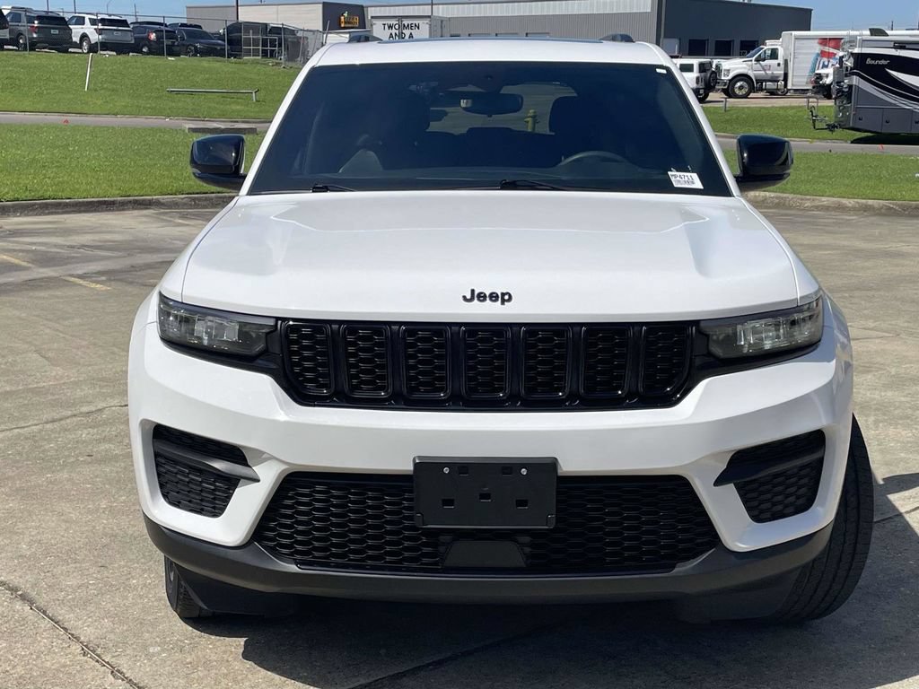 Used 2023 Jeep Grand Cherokee Altitude AWD/4WD image 8