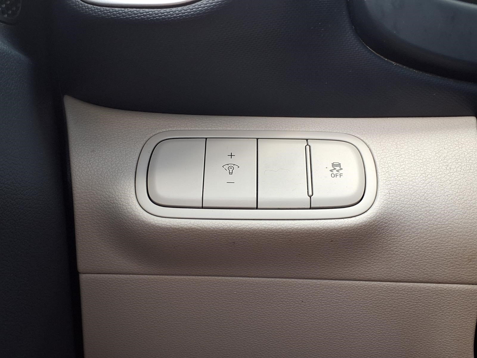 Used 2025 Hyundai Venue Limited FWD image 20